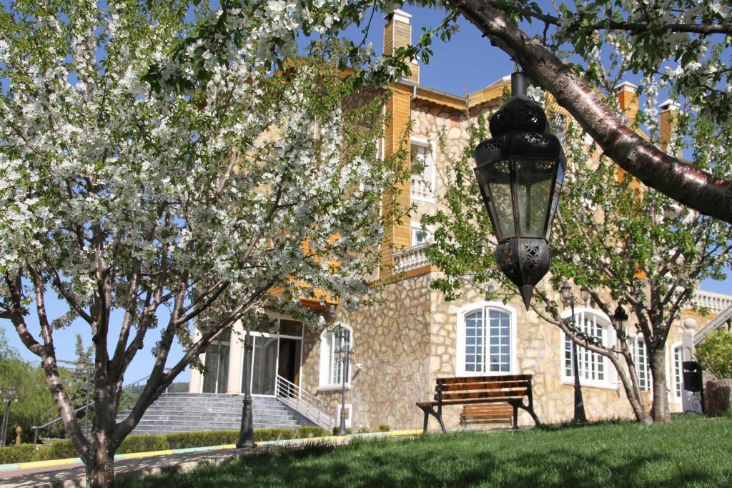 Le Palais Des Cerisiers Hotell Azrou Exteriör bild